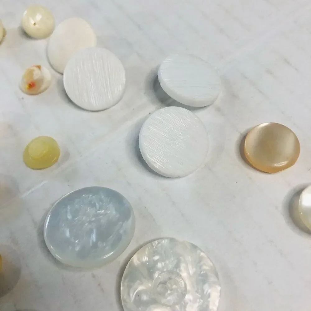vintage mixed lot of white‎ buttons round assorted sizes shank backs